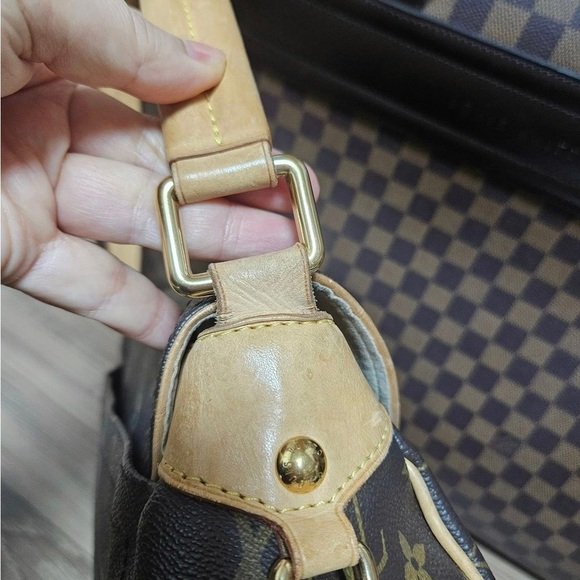 Louis Vuitton Beverly Shoulder Bag with Iconic Monogram - Picture 8 of 11